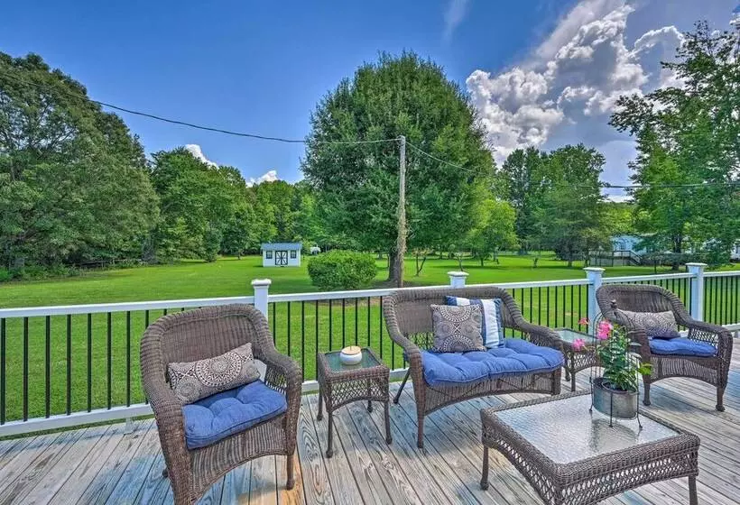 Charming Retreat On 5 Acres W/ Deck & Grill!