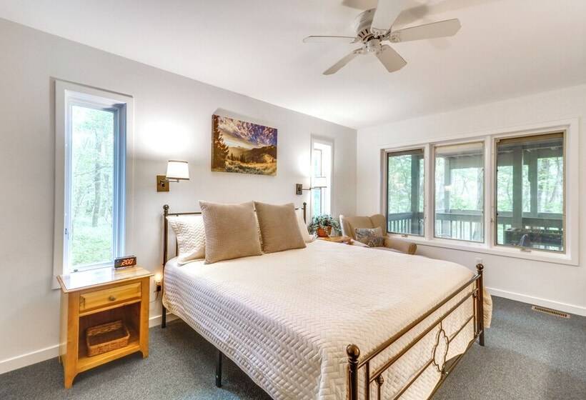 Cozy Getaway In Wintergreen Resort: Deck & Hot Tub