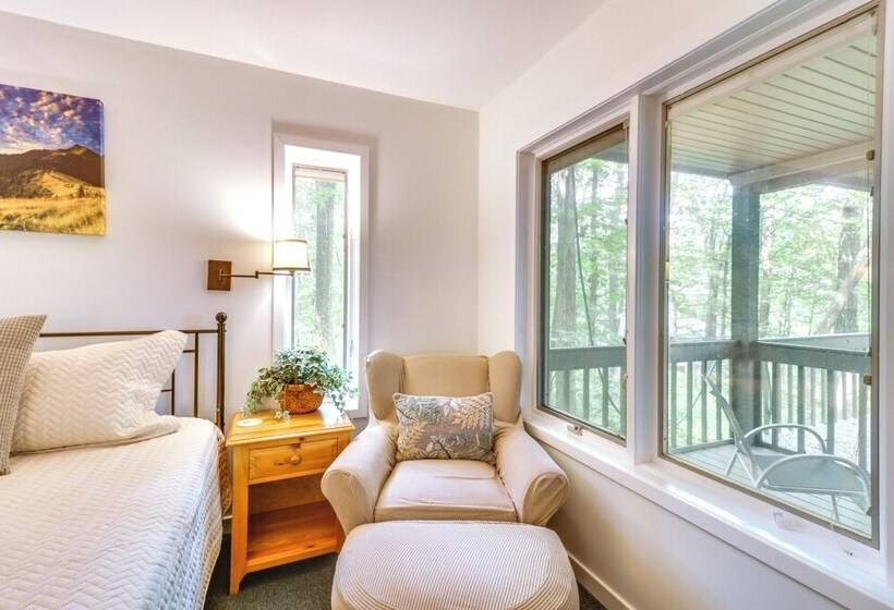 Cozy Getaway In Wintergreen Resort: Deck & Hot Tub