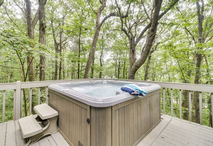 Cozy Getaway In Wintergreen Resort: Deck & Hot Tub