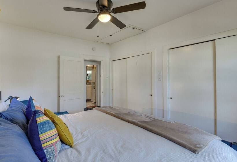 7 Mi To Dtwn Dallas: Cozy Home W/ Yard!