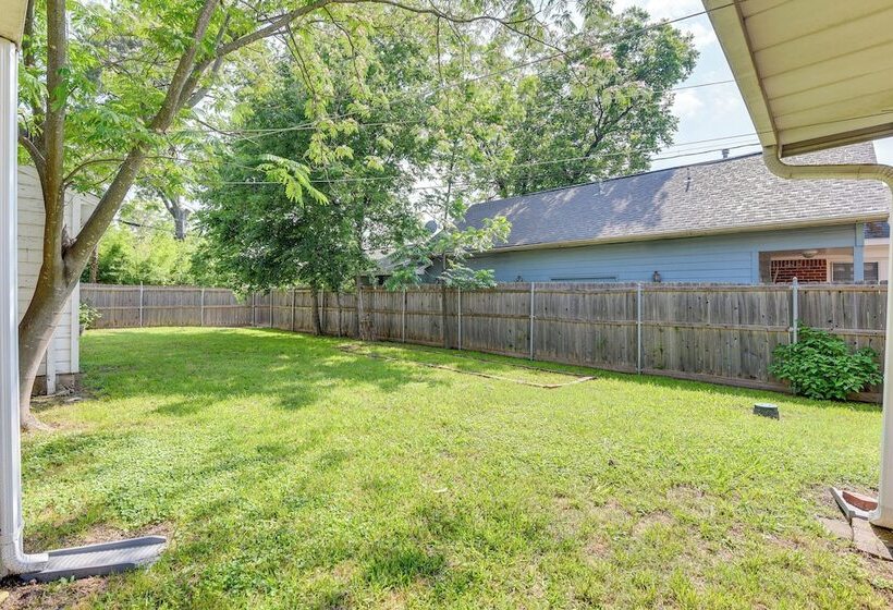 7 Mi To Dtwn Dallas: Cozy Home W/ Yard!