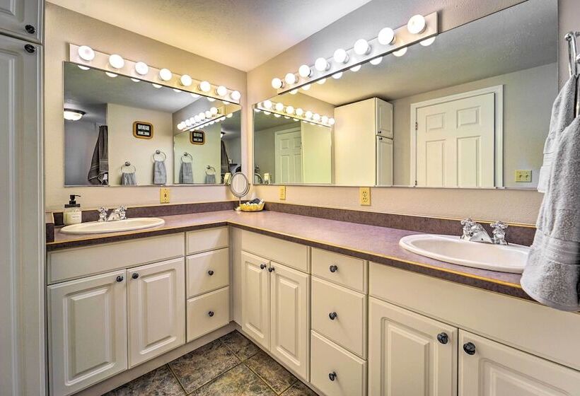 Dolores Ranch Cabin W/ Hot Tub & 1 Acre Yard!