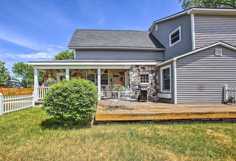 Elegant Stone Cottage: Steps To Crystal Lake Beach