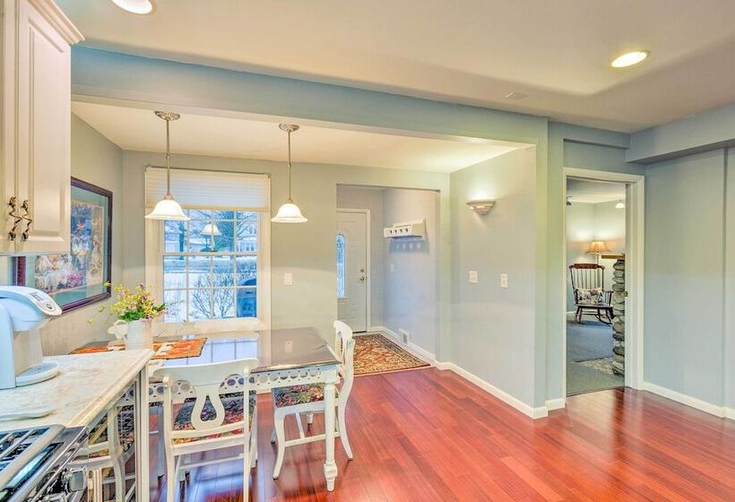 Elegant Stone Cottage: Steps To Crystal Lake Beach