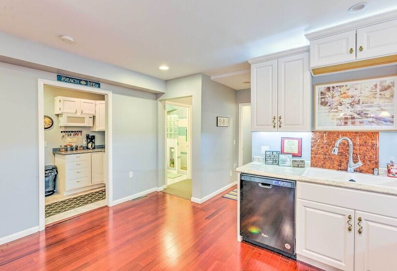 Elegant Stone Cottage: Steps To Crystal Lake Beach