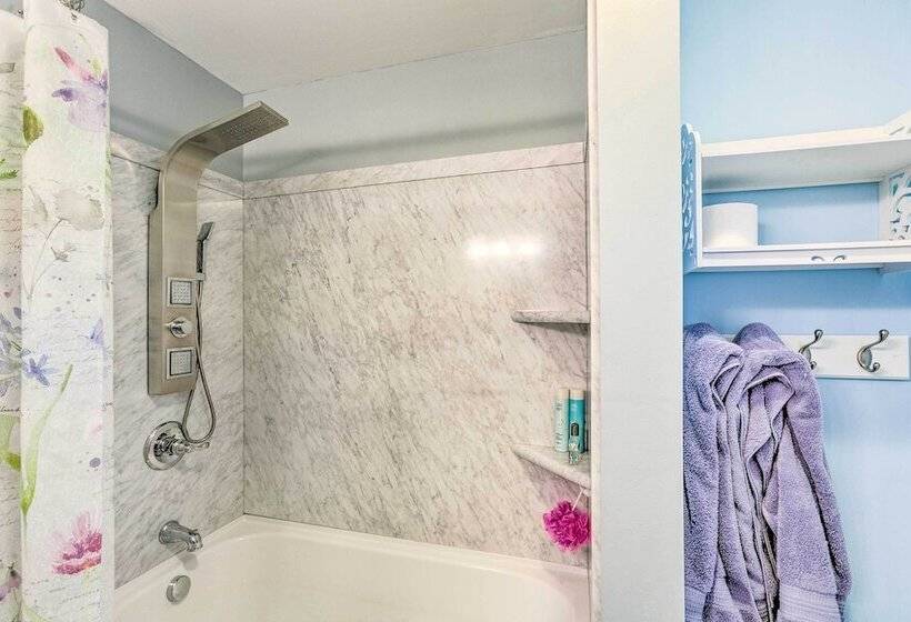 Elegant Stone Cottage: Steps To Crystal Lake Beach