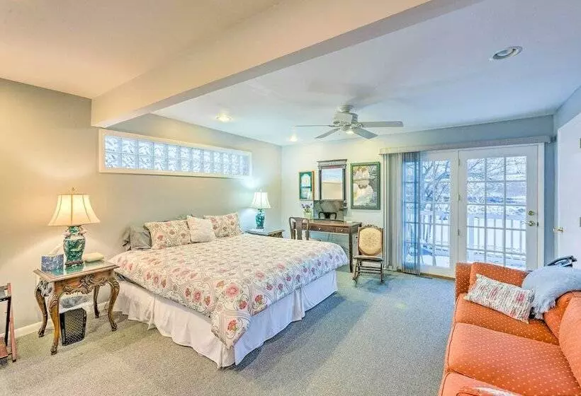 Elegant Stone Cottage: Steps To Crystal Lake Beach