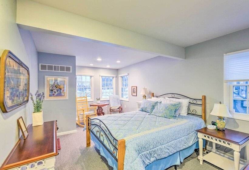 Elegant Stone Cottage: Steps To Crystal Lake Beach