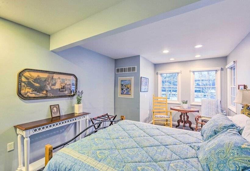 Elegant Stone Cottage: Steps To Crystal Lake Beach