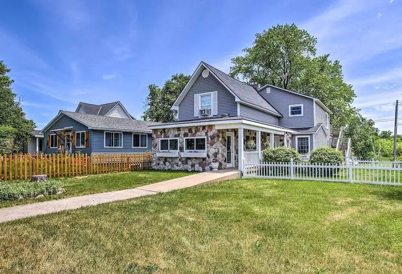 Elegant Stone Cottage: Steps To Crystal Lake Beach