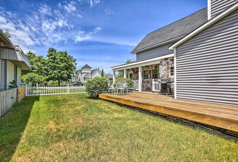 Elegant Stone Cottage: Steps To Crystal Lake Beach