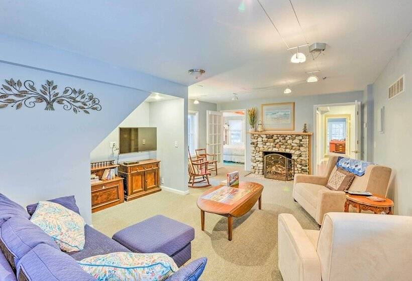 Elegant Stone Cottage: Steps To Crystal Lake Beach