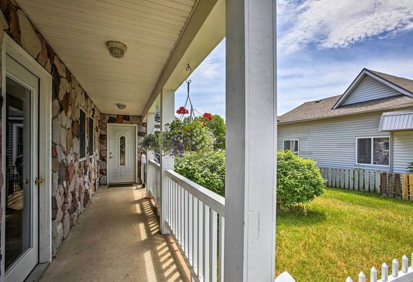 Elegant Stone Cottage: Steps To Crystal Lake Beach