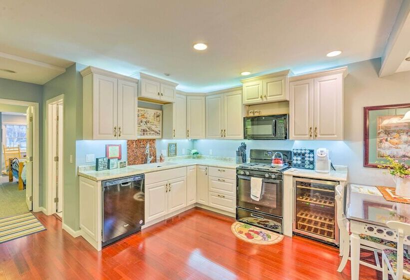 Elegant Stone Cottage: Steps To Crystal Lake Beach