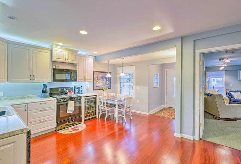 Elegant Stone Cottage: Steps To Crystal Lake Beach