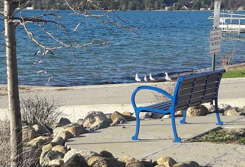 Elegant Stone Cottage: Steps To Crystal Lake Beach