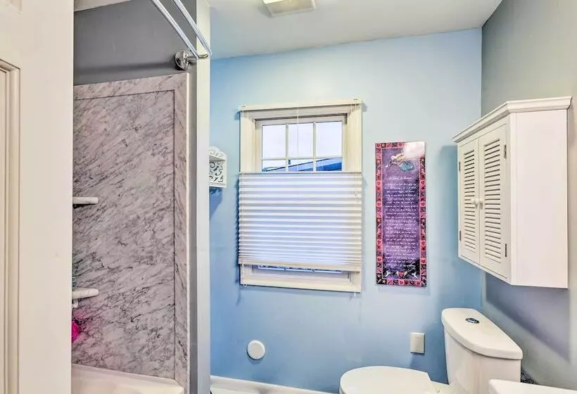 Elegant Stone Cottage: Steps To Crystal Lake Beach