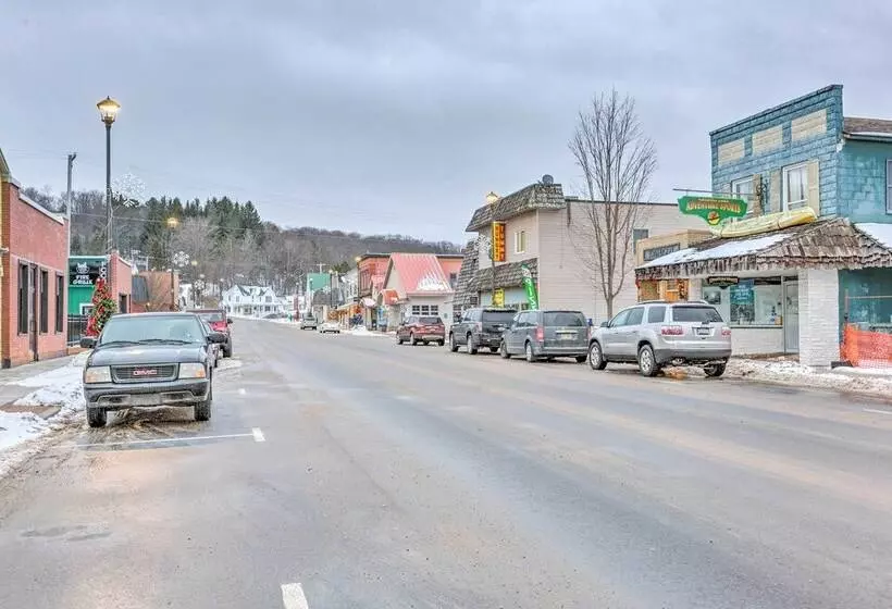 Elegant Stone Cottage: Steps To Crystal Lake Beach