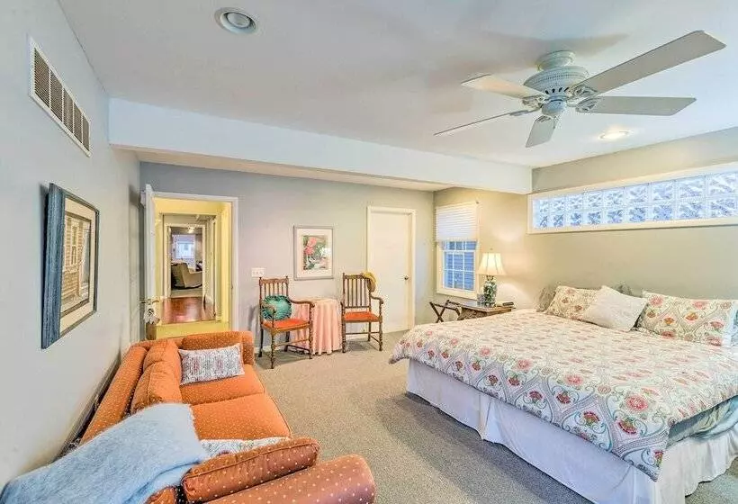 Elegant Stone Cottage: Steps To Crystal Lake Beach