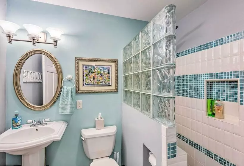 Elegant Stone Cottage: Steps To Crystal Lake Beach