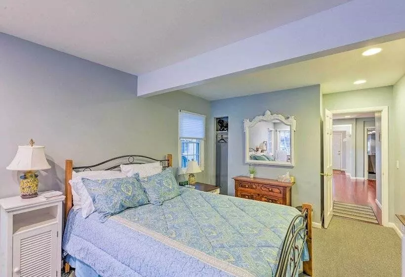 Elegant Stone Cottage: Steps To Crystal Lake Beach