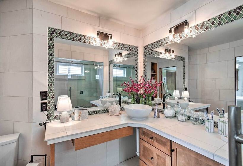 High End Canalfront Paradise W/ Dock & Kayaks!