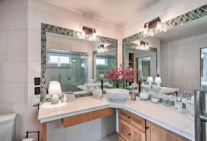 High End Canalfront Paradise W/ Dock & Kayaks!