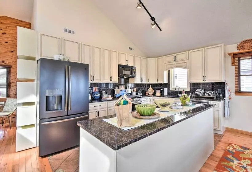 High End Canalfront Paradise W/ Dock & Kayaks!