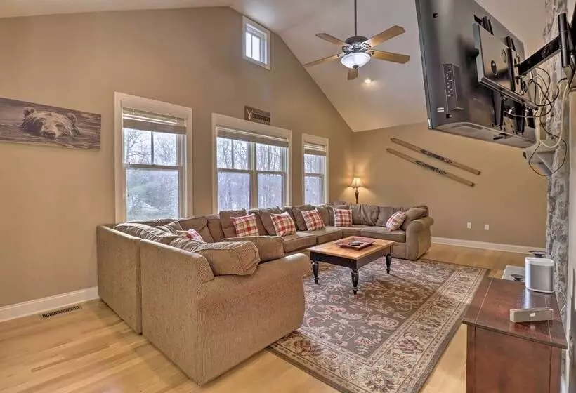 < Half Mi To Skiing: Lake Harmony Home W/ Hot Tub