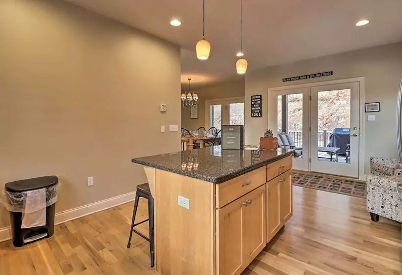 < Half Mi To Skiing: Lake Harmony Home W/ Hot Tub