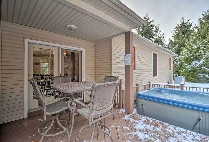 < Half Mi To Skiing: Lake Harmony Home W/ Hot Tub
