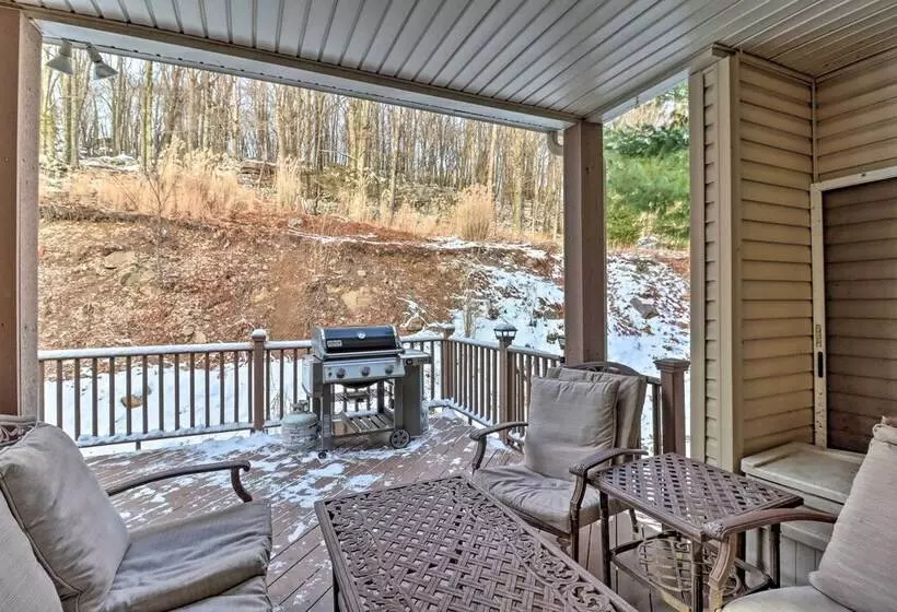 < Half Mi To Skiing: Lake Harmony Home W/ Hot Tub