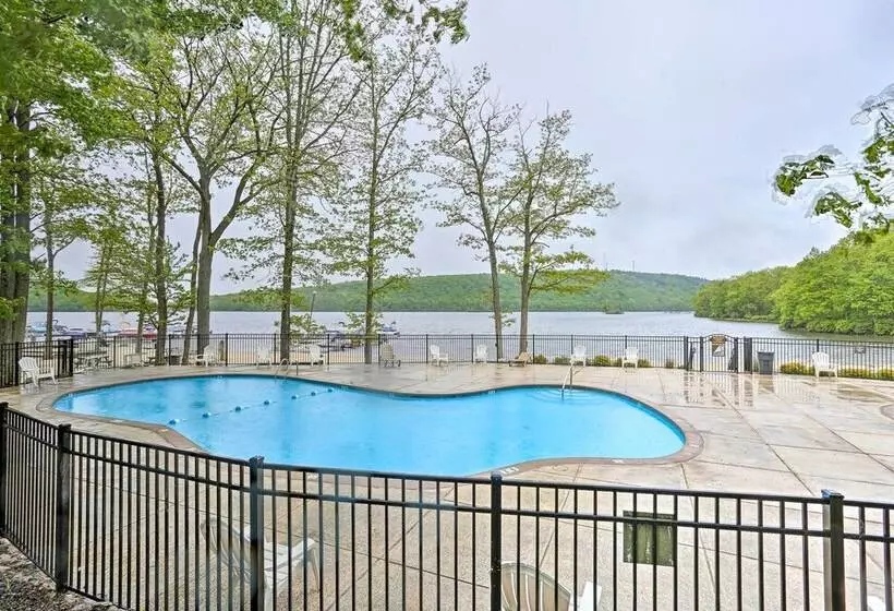 < Half Mi To Skiing: Lake Harmony Home W/ Hot Tub