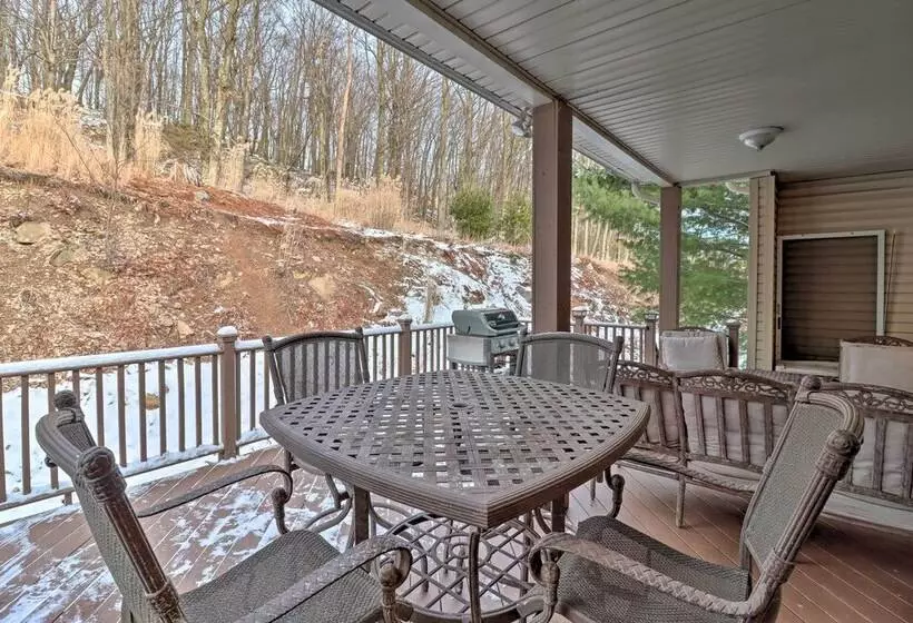 < Half Mi To Skiing: Lake Harmony Home W/ Hot Tub
