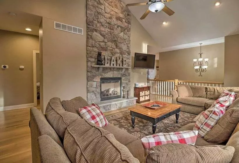 < Half Mi To Skiing: Lake Harmony Home W/ Hot Tub