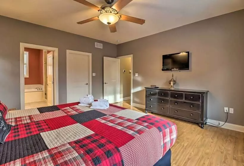 < Half Mi To Skiing: Lake Harmony Home W/ Hot Tub