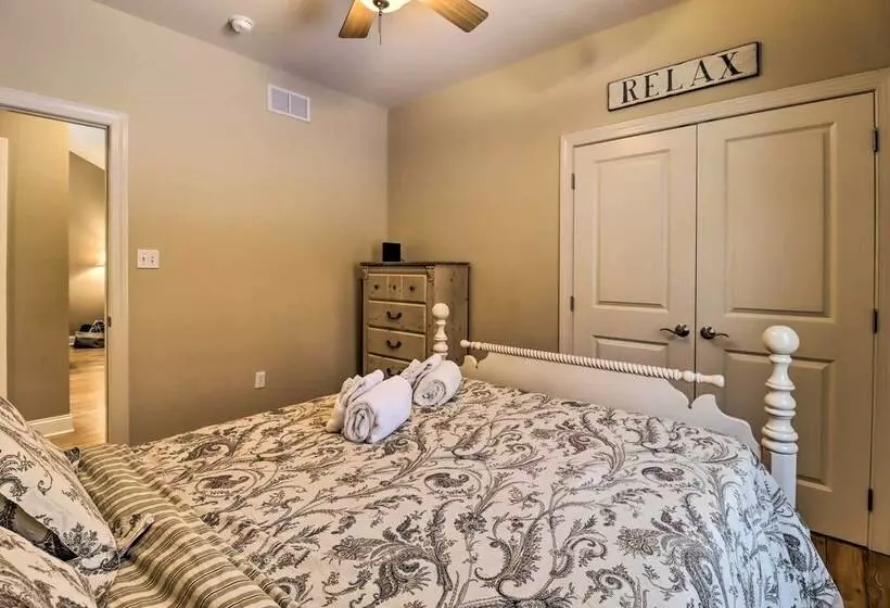 < Half Mi To Skiing: Lake Harmony Home W/ Hot Tub