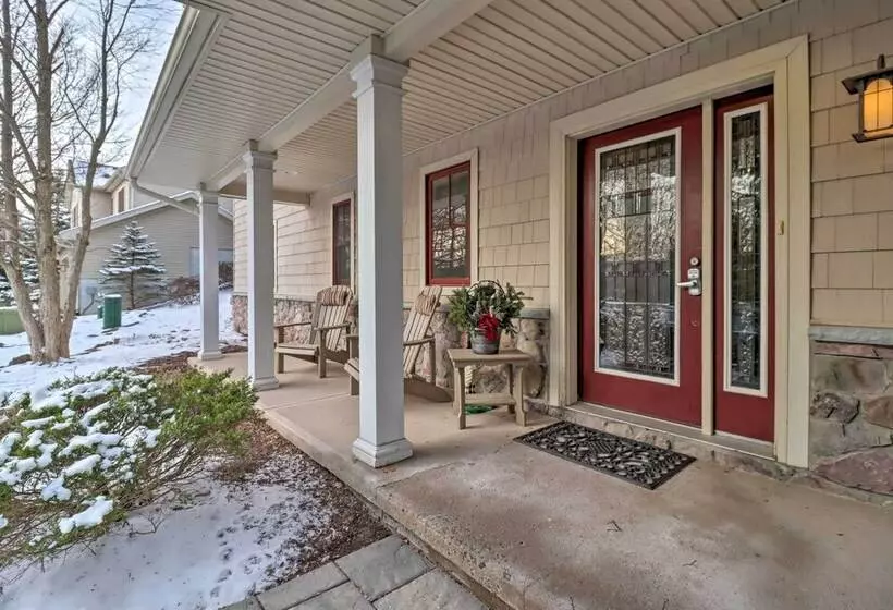 < Half Mi To Skiing: Lake Harmony Home W/ Hot Tub