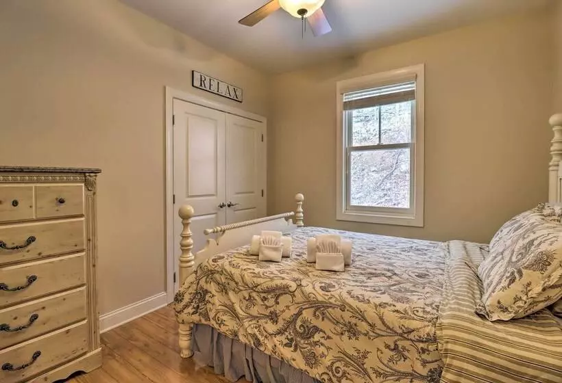 < Half Mi To Skiing: Lake Harmony Home W/ Hot Tub
