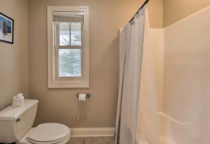 < Half Mi To Skiing: Lake Harmony Home W/ Hot Tub