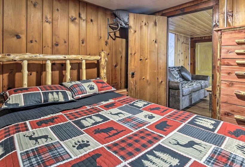 Lakefront Minocqua Cabin W/ Dock & Fire Pit!