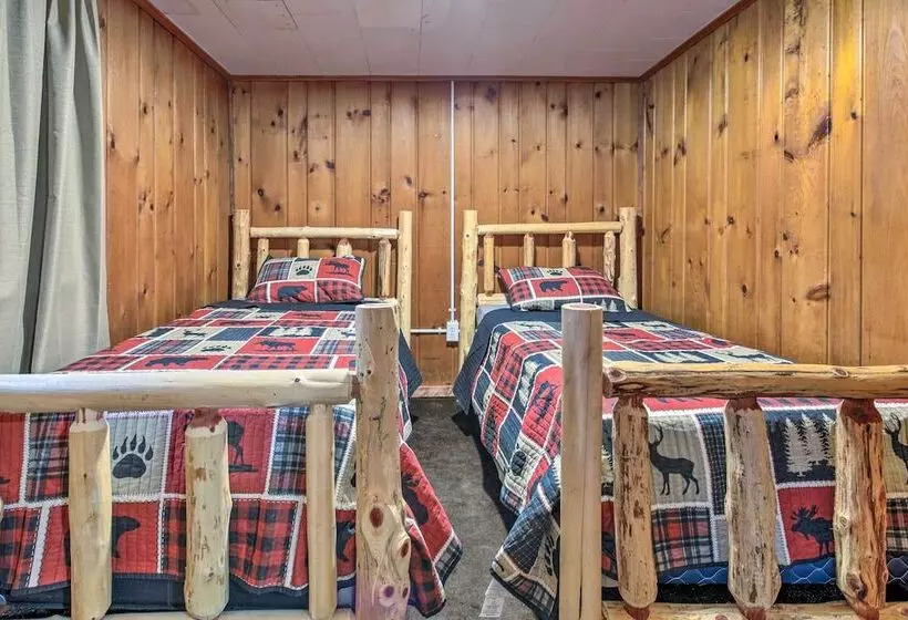 Lakefront Minocqua Cabin W/ Dock & Fire Pit!