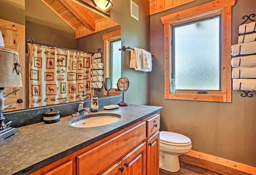 Luxury Lodge: Hot Tub, Snowmobiling & Atv Access!