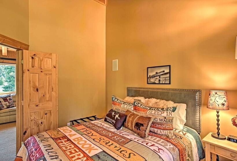 Luxury Lodge: Hot Tub, Snowmobiling & Atv Access!