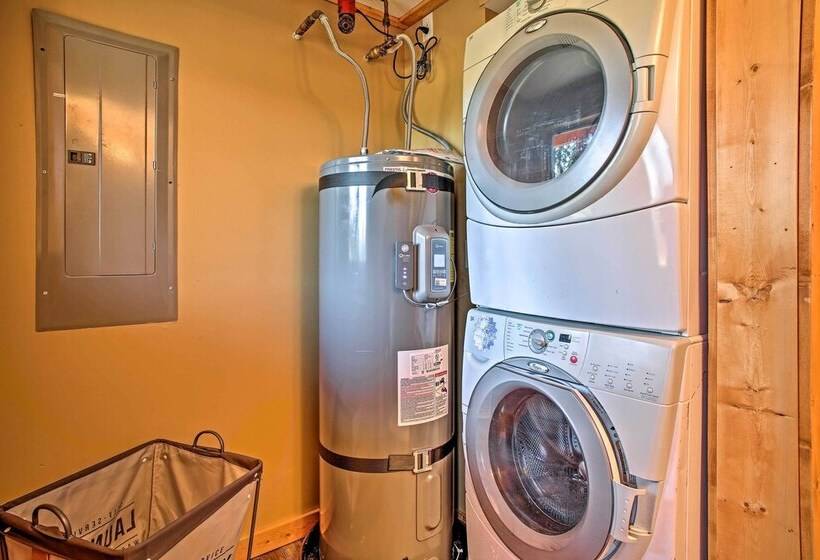 Luxury Lodge: Hot Tub, Snowmobiling & Atv Access!