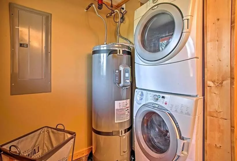 Luxury Lodge: Hot Tub, Snowmobiling & Atv Access!