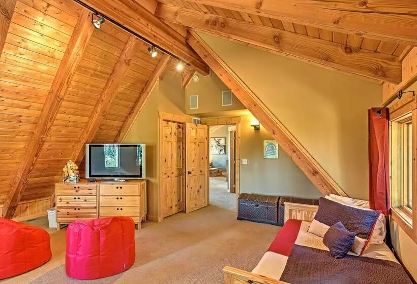 Luxury Lodge: Hot Tub, Snowmobiling & Atv Access!