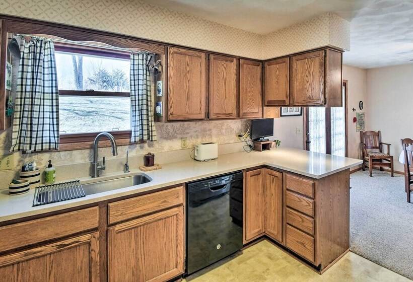 Mount Pleasant Home   2 Mi To Charming Downtown!