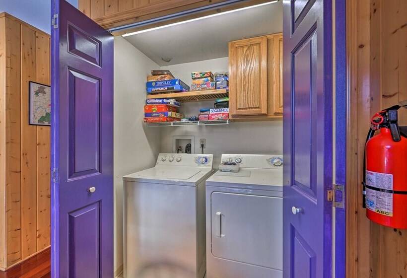 North Carolina Escape W/ Deck, Grill & Fire Pit!